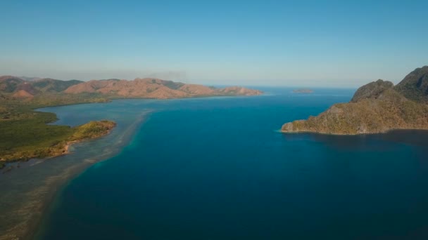 Letecký výhled tropické laguny, moře, pláž. Tropický ostrov. Busuanga, Palawan, Filipíny. — Stock video