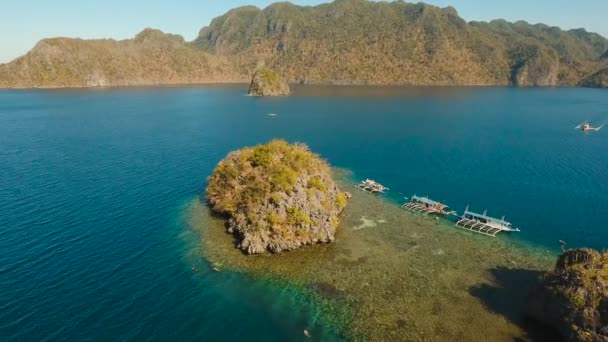 Paisaje marino con lagunas e islas — Vídeo de stock