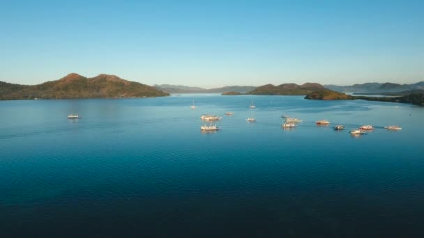 Baía de mar tropical com barcos . — Vídeo de Stock