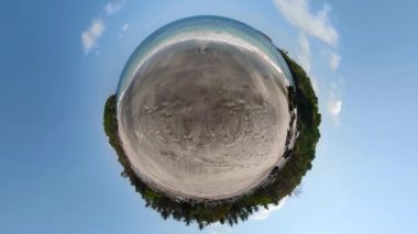 Tropik bir tatil beldesinde kumlu bir sahil