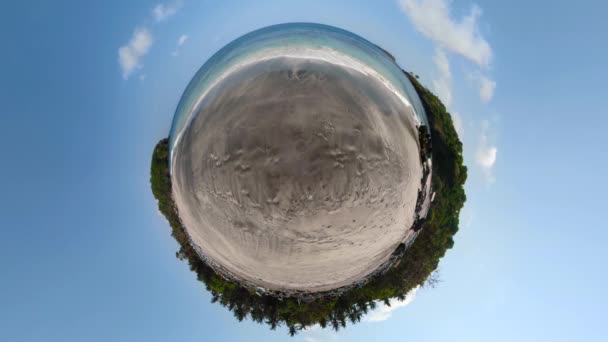 Песчаный пляж в тропическом курорте — стоковое видео