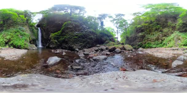 Bela cachoeira tropical. vr360 Bali, Indonésia . — Vídeo de Stock
