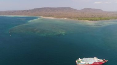 Gilimanuk limanında deniz yolcusu feribotu. Bali Endonezya.