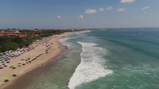 Flygfoto Sandstrand Med Surfare Och Turister Kuta Bali Surfare Vatten — Stockvideo