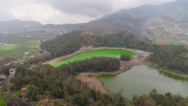 Telaga warna meer op plateau dieng — Stockvideo