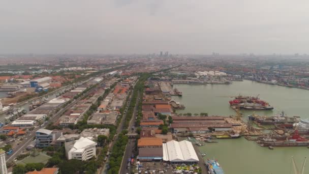 Puerto marítimo de carga y pasajeros en Surabaya, Java, Indonesia — Vídeos de Stock