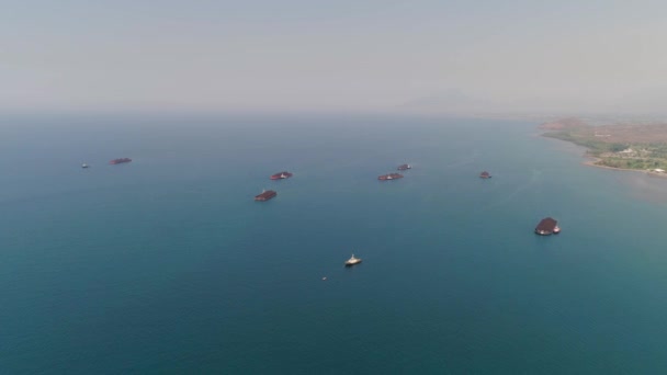 péniche avec charbon dans la mer