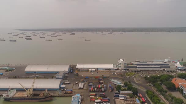 Port morski towarowy i pasażerski w Surabaya, Java, Indonezja — Wideo stockowe