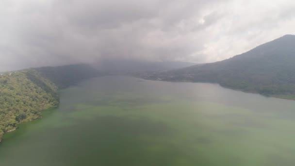 Sjön i bergen Bali, Indonesien — Stockvideo