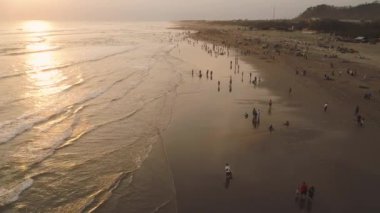 Okyanus kıyısındaki kumlu sahil Yogyakarta