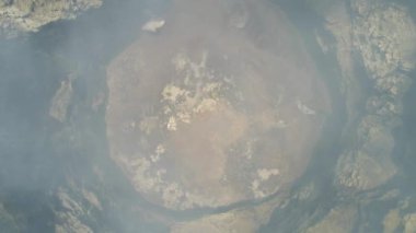 Aktif bir yanardağı olan dağ manzarası