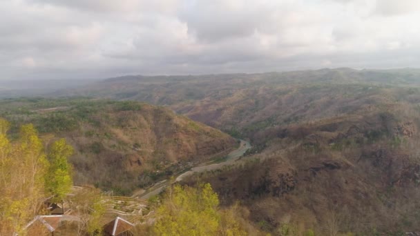 Rio no desfiladeiro da montanha — Vídeo de Stock