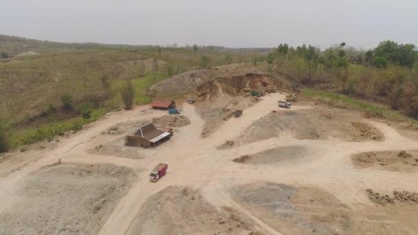 Lugar de construcción en la ladera de la montaña — Vídeo de stock