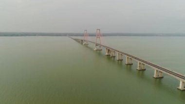 Surabaya 'daki asma kablo köprüsü