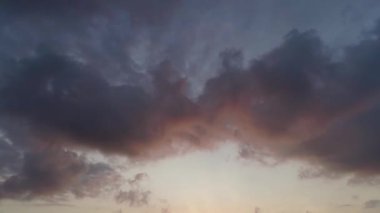 Denizin üzerinde gün batımı