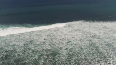 Su yüzeyinde büyük dalgalar, hava manzarası. Bali.