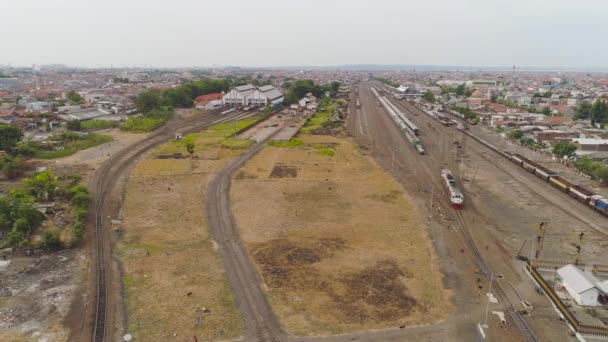 Surabaya Endonezya 'daki tren istasyonu — Stok video
