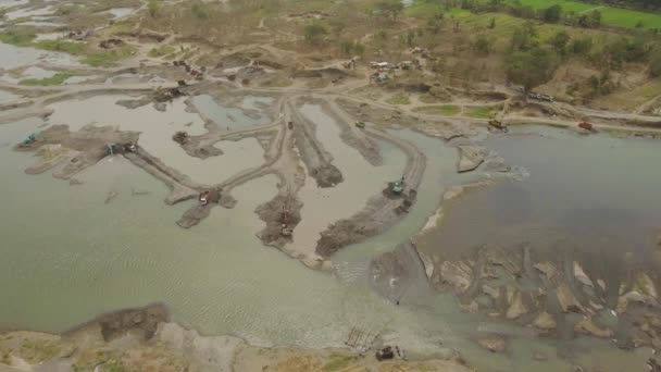 在河上用挖泥船清理和加深。java，印度尼西亚 — 图库视频影像
