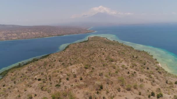 Widok z lotu ptaka piękna plaża na tropikalnej wyspie Menjangan. Bali, Indonezja. — Wideo stockowe