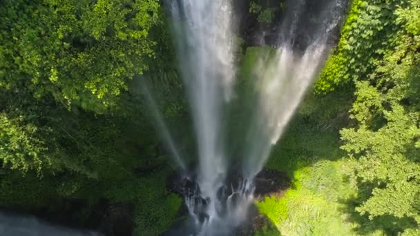 Tropikalny Wodospad Zielonym Lesie Deszczowym Widok Lotu Ptaka Potrójny Wodospad — Wideo stockowe