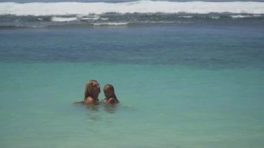 Anne ile Çocuk oyun deniz.