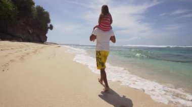 Peder kızı çocuk sahilde ile.