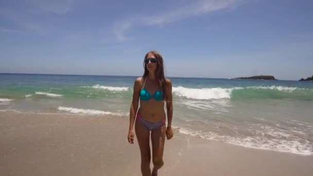 Girl walking on the beach. Bali, Indonesia. — Stock Video