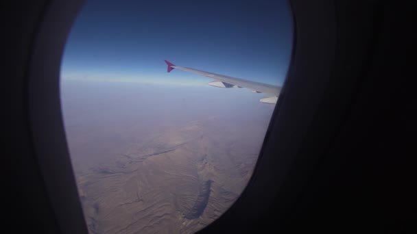 Vista da una finestra di un aereo sulle montagne . — Video Stock