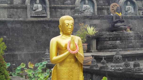 Buda standbeeld in de tempel eiland Bali — Stockvideo