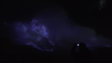 Kawah Ijen Dağı 'nın mavi sülfür yangını..