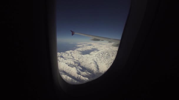 Vista dalla finestra dell'aeroplano sulle montagne. — Video Stock