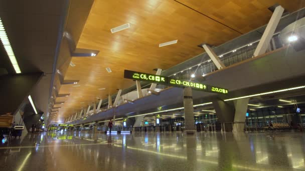 在多哈的新哈马德国际机场的外部 在机场内拥有现代化的基础设施 卡塔尔哈马德国际机场候机楼 — 图库视频影像