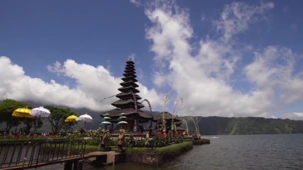 Hindu templom-Bali szigetén. Pura Ulun Danu Bratan. — Stock videók