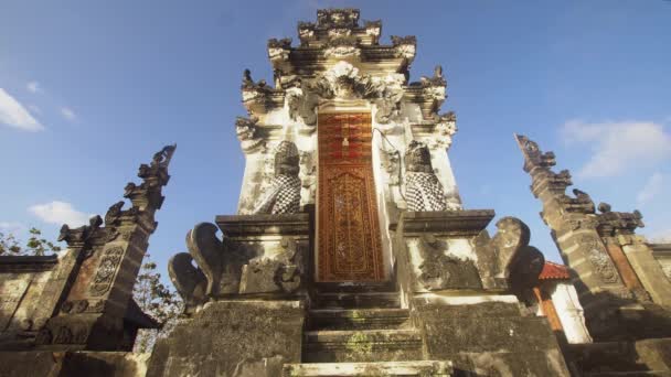 Hindoe tempel op het eiland van Nusa Penida. — Stockvideo