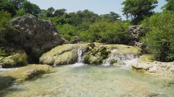 Чудовий тропічний водоспад. Філіппіни, Лусон — стокове відео