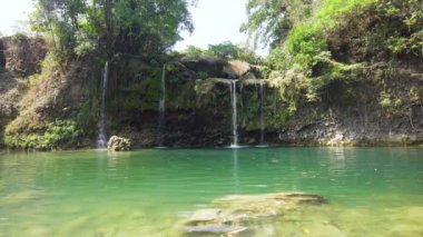 Güzel tropik şelale. Filipinler, Luzon