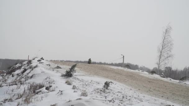 Sneeuwscooter wedstrijden in het winterseizoen, Rusland. Kampioenschap op sneeuwscooters, 27 januari 2018 — Stockvideo