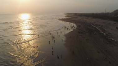 Okyanus kıyısındaki kumlu sahil Yogyakarta