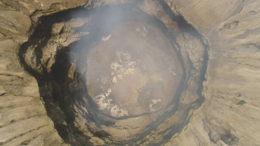 Aktif bir yanardağı olan dağ manzarası