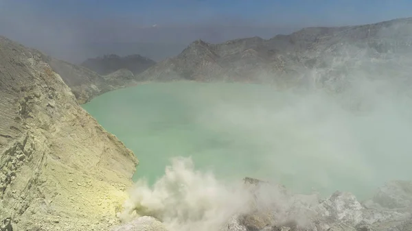 Paesaggio montano con lago cratere — Foto Stock