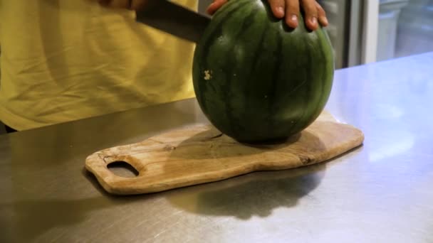 Mannenhand snijdt watermeloen — Stockvideo