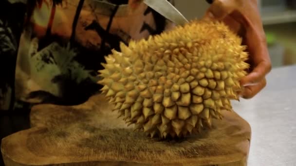Man probeert te pellen Durian — Stockvideo