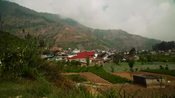 Lanskap pegunungan tanah pertanian dan desa Jawa Indonesia — Stok Video