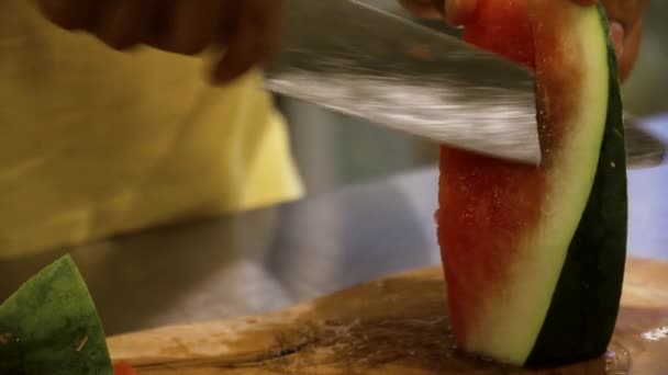 Männliche Hand Mit Messer Schneidet Wassermelone Wassermelone Auf Schneidebrett — Stockvideo