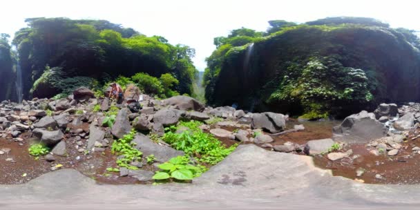 Gyönyörű trópusi vízesés. vr360 Bali, Indonézia. — Stock videók