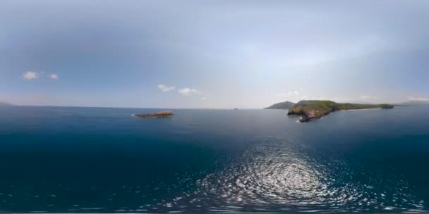Маленький остров в океане vr360 — стоковое видео