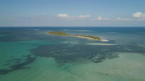 Isola tropicale Tanduyong con spiaggia. — Foto Stock