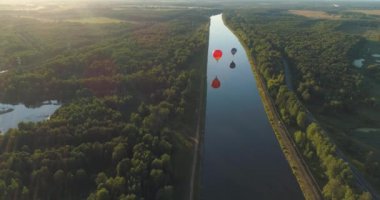 Sıcak hava balonları gökyüzünde