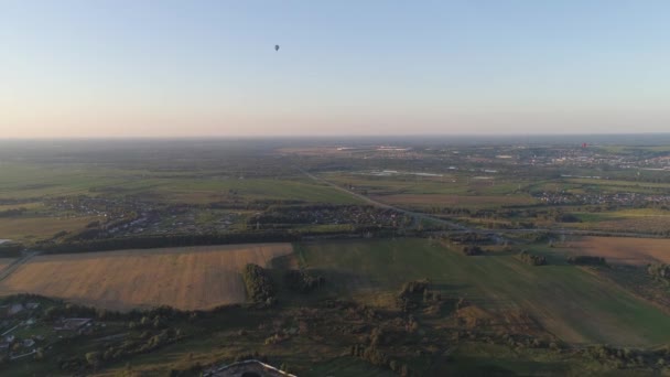Horkovzdušný balón na obloze — Stock video