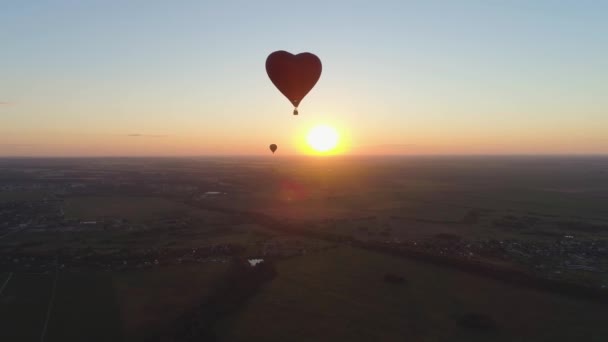 Sıcak hava balonu gökyüzünde kalbi şekillendirir — Stok video